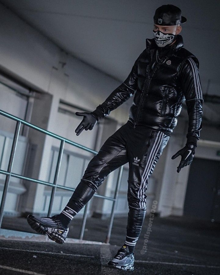LarpForus's tweet photo. What do you like more?
The person before dronification 
OR
The Drone after programming (he is a propaganda drone now)

#NikeStyle #NikeSwoosh #Techwear #Streetwear #UrbanStyle #CyberpunkFashion #AllBlackOutfit #BlackAesthetic #GlossyStyle #PerformanceWear #Sportswear #MaskedStyle https://t.co/8c7KshbbVQ