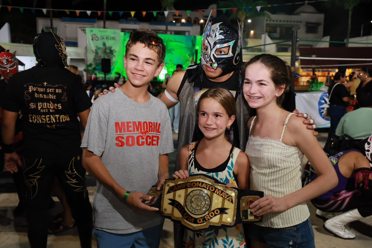 5toPoderDiario's tweet photo. #5topoder #noticias #islamujeres

ISLA MUJERES CELEBRA CON ÉXITO LA SEGUNDA EDICIÓN DE “FURIA EN EL CARIBE”

Isla Mujeres, Quintana Roo, 8 de agosto de 2026.– La energía, tradición y espectáculo de la lucha libre mexicana se hicieron presentes nuevamente en la segunda edición de “Furia en el Caribe”, evento que formó parte de las actividades oficiales por el 176 Aniversario de la Fundación de Isla Mujeres. La velada reunió a familias isleñas y visitantes en un ambiente de convivencia, identidad y celebración comunitaria.

La Explanada Municipal se transformó en un escenario vibrante donde destacados luchadores ofrecieron una función llena de acrobacias, emoción y adrenalina. El público respondió con entusiasmo, alentando a sus ídolos y disfrutando de un espectáculo que reafirma el valor cultural y deportivo de esta disciplina en México. En representación de la Presidenta Municipal, Atenea Gómez Ricalde, asistió Suemi González Sánchez, Directora General de Desarrollo Social, quien acompañó a las familias durante esta jornada festiva.

“Furia en el Caribe” se consolida como una actividad emblemática dentro del programa de aniversario, fortaleciendo espacios de recreación y convivencia para la comunidad, además de brindar a los visitantes una muestra auténtica de las expresiones deportivas que forman parte de la identidad isleña. El Gobierno Municipal destacó que este tipo de eventos contribuyen a preservar tradiciones, promover la unión familiar y reforzar el tejido social.

Con acciones como esta, el Gobierno de Isla Mujeres reafirma su compromiso de impulsar actividades deportivas, culturales y recreativas que celebran la historia del municipio y fomentan la participación ciudadana, consolidando al destino como un referente de identidad, orgullo y tradición en el Caribe Mexicano.

Fuente: 5to Poder Agencia de Noticias