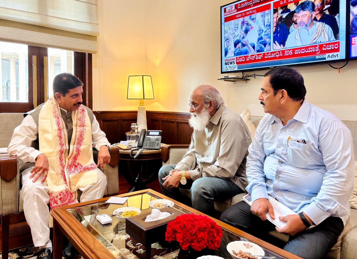 PralhadJoshiOfc's tweet photo. Today, Lok Sabha MPs Shri @HariPatel5536 Ji, Shri @hasmukhpatelmp Ji and Rajya Sabha MP Shri @VVPrasadWrites Ji called on Hon'ble Union Minister Shri @JoshiPralhad Ji at the Parliament office for cordial interaction. https://t.co/i9VB0EWKzX