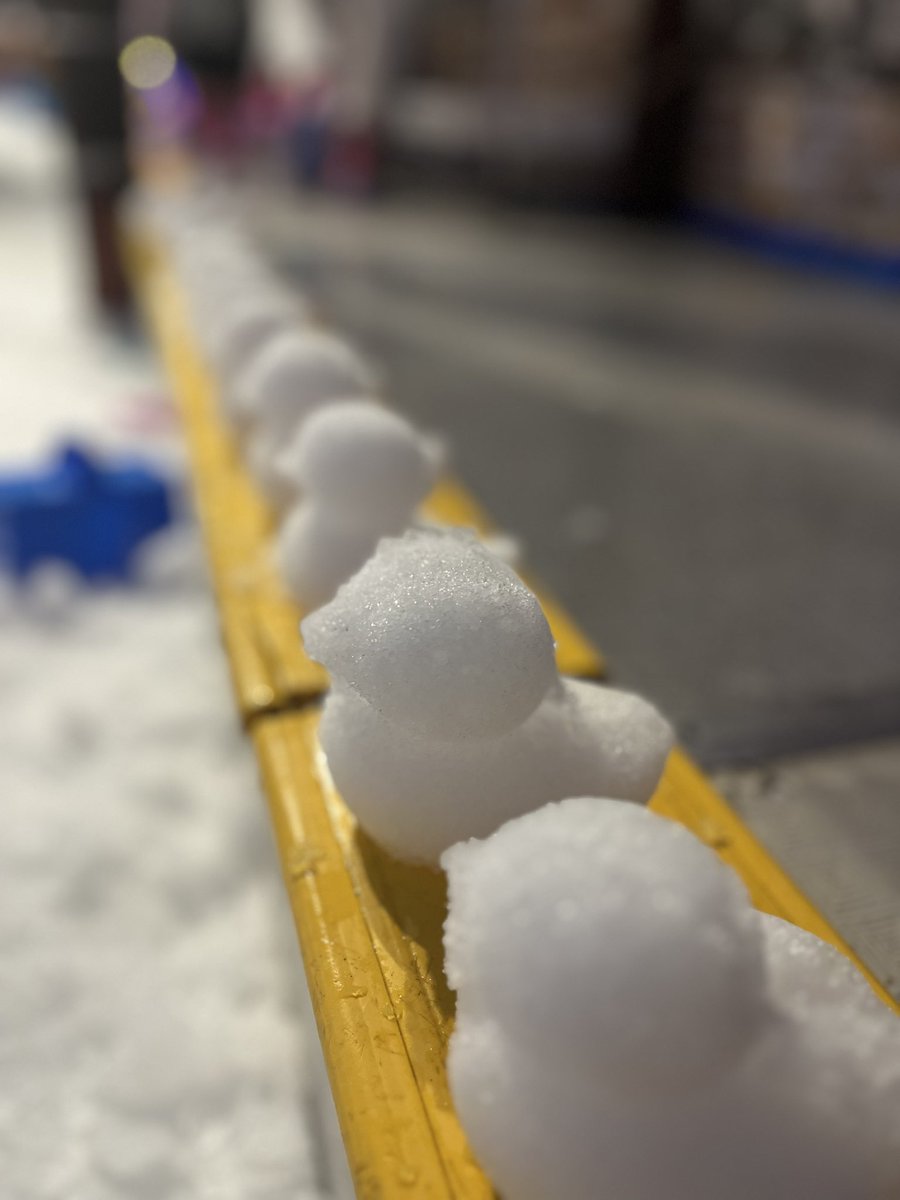 milmilsho's tweet photo. 平塚の遊びマーレで雪遊びしてる
無限にピコリーノ作ってる奴いたら僕です https://t.co/I5LKDiAZbY