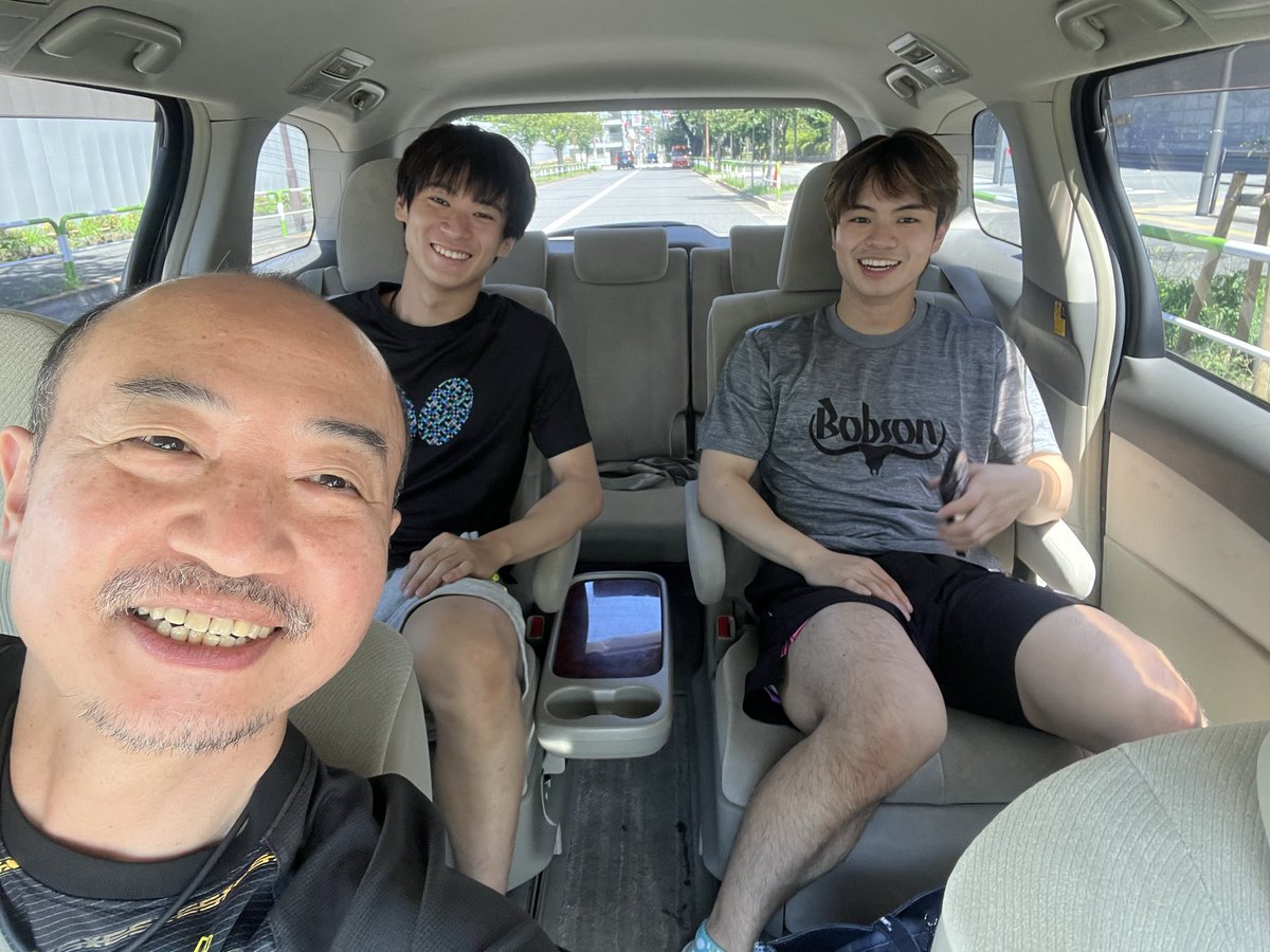 Udataku2020's tweet photo. スウェーデン🇸🇪出発前に、幸矢と隼輔で練習🏓
久しぶりに2人を車に乗せて、ずいぶん懐かしい光景にパチリ📷(^^)
2人ともヨーロッパスマッシュ頑張れ👍

#宇田幸矢 #yukiyauda #戸上隼輔 #卓球 #うだ卓 https://t.co/bmM9kgNCQq