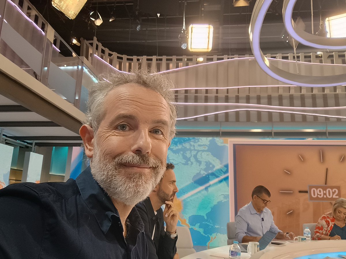 guilleortiz_77's tweet photo. Un día más en @miradacriticat5 con @JoseLuisVidalV Manu Marlaska @AlbertoSotillos @carloscuestaLD y @estherestebanh https://t.co/yt4BNwJyzU