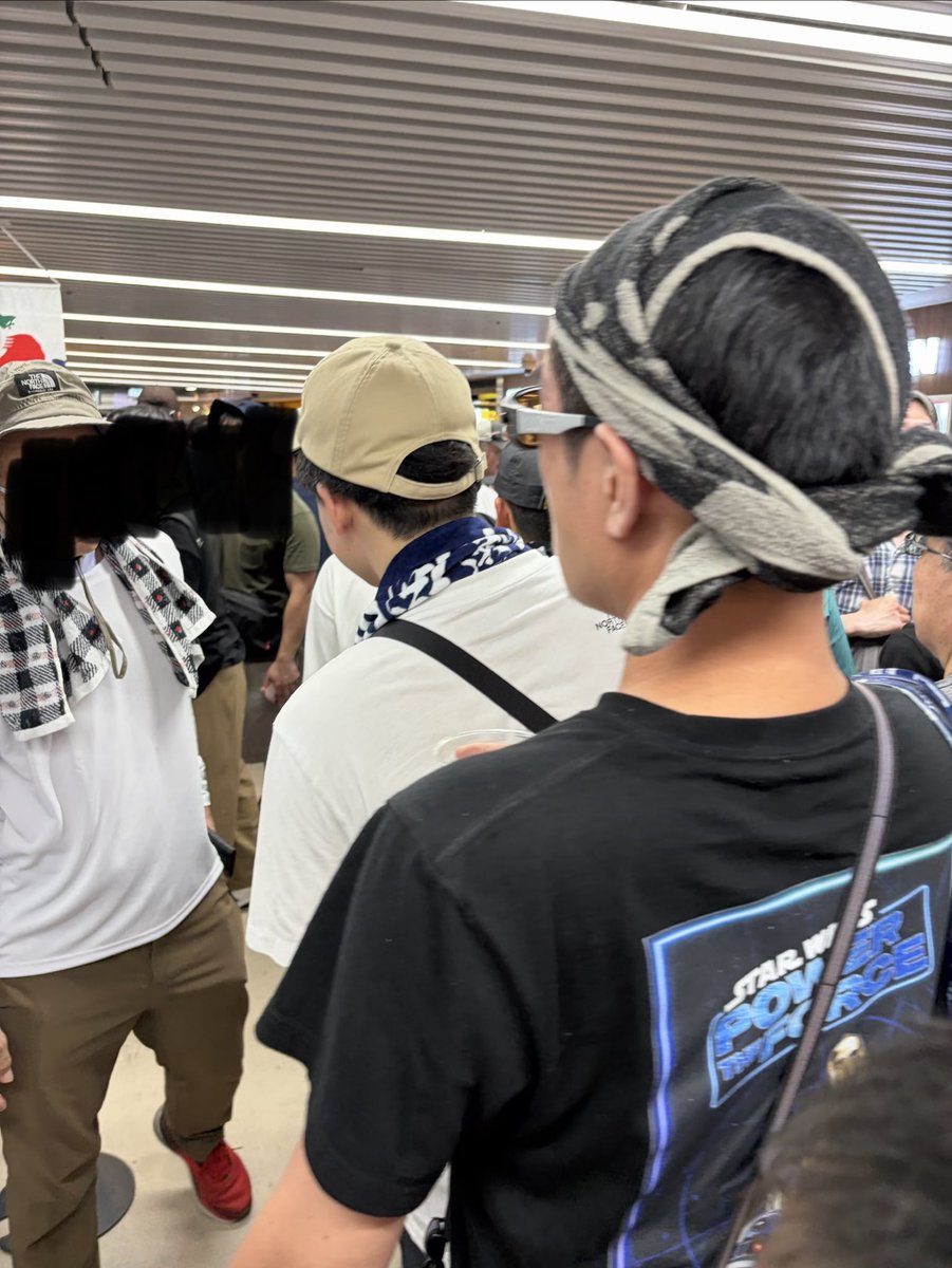 iemon2022's tweet photo. 息子連れで甲子園来ているのにビール片手に通路の通行人を押しまくっているバカ。何回も肩でぶつかって来て危うく転びそうになったわ。高校野球を観に来ているのにマナーも道徳もないクズなのでツイートしておきます。
#甲子園
#高校野球
#ぶつかりおじさん
#晒し
#横浜
#沖縄尚学
#第3試合前の出来事 https://t.co/dGpzj6DGxe