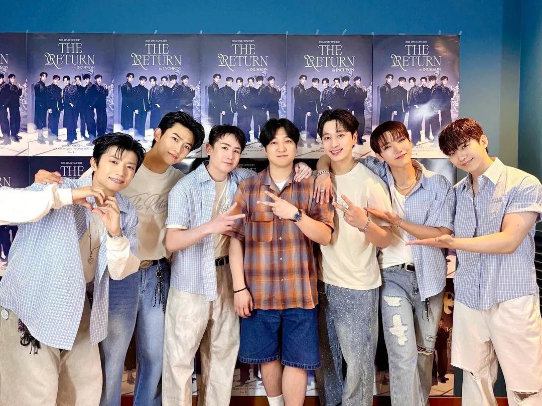 apeachnuna's tweet photo. adek Sungjin at 2PM sunbaenim concert attendance check https://t.co/9MuOBcZRpV