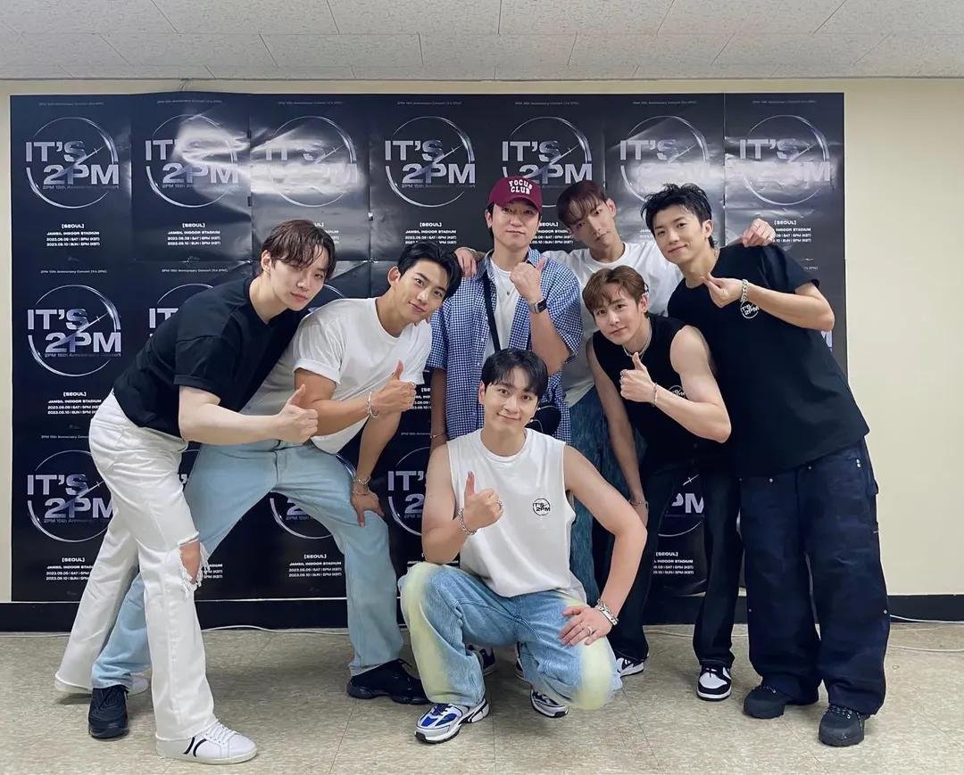 apeachnuna's tweet photo. adek Sungjin at 2PM sunbaenim concert attendance check https://t.co/9MuOBcZRpV