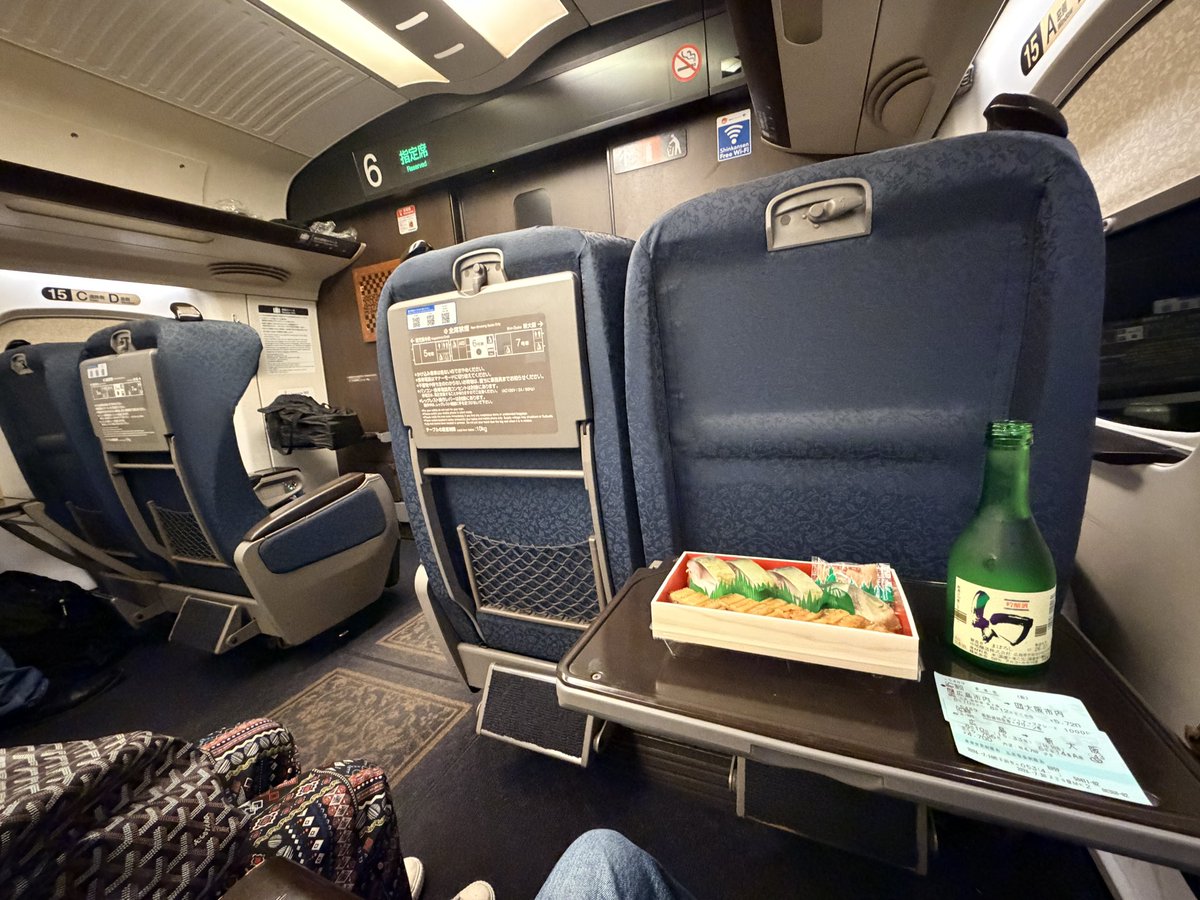 ushio339's tweet photo. 帰阪の🚄お供は広島駅の「鮨処 京の寿し」さんで「鯖穴子盛合わ」1,500円

鯖寿司と穴子寿しのコンボ
広島の地酒と共に美味しくいただきました‼️🥰

今日は奮発してグリーン車で帰阪ですわ😆

#中尾醸造 
#幻 
#鮨処京の寿し
#鯖寿司
#穴子寿し https://t.co/XAJ3B03OIx