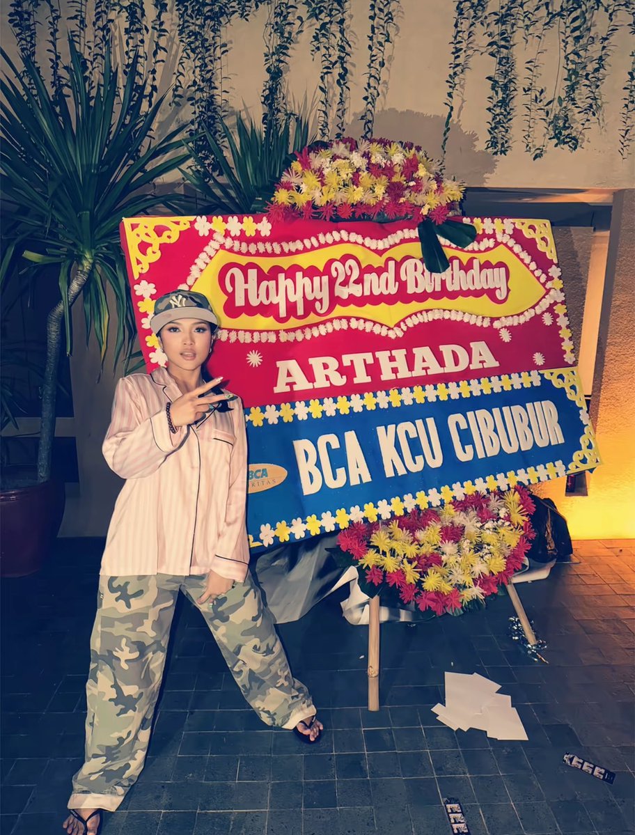 insidefolkative's tweet photo. Bekerja kerasalah sampe kamu ulang tahun dikirimin bunga papan sama BCA 😂😂 gokilll bca prioritas pula 🔥 https://t.co/eAtyn545Bf