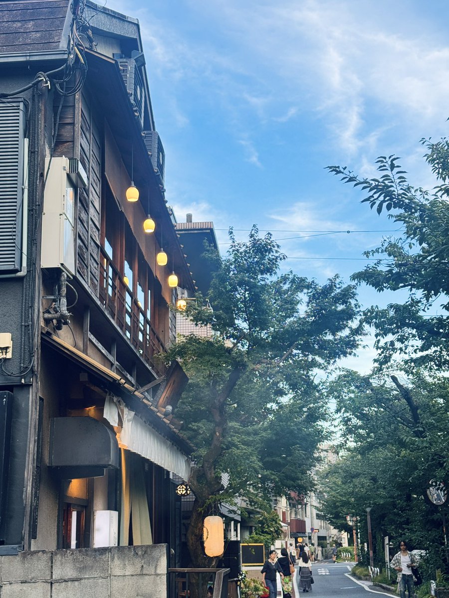 hanedablog's tweet photo. 中目黒は歩くだけで
絵になる素敵な路地や
ショップがいっぱいで
最高の休日⛅️

リフレッシュできました🚶‍♀️✨

目黒川沿いは緑が豊かで
歩いていて気持ちいい

ちょっと暑かったけど
それもまた夏の思い出☀️ https://t.co/Bypa4NPDDX