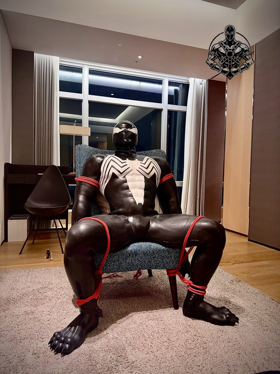 Musclehunk171's tweet photo. Captured venom 🪢
最近蜘蛛人很紅，但我更喜歡venom
👔 @smitizen 
🪢 @sean50419 https://t.co/10dj7VE5hv