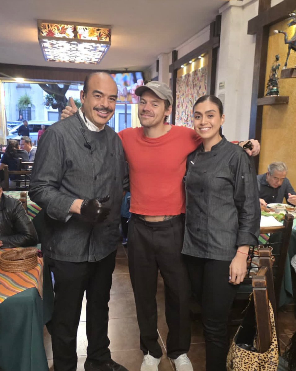 HarryMexOficial's tweet photo. “Fue un verdadero placer recibir a un artista de talla internacional como tú, Harry Styles.
Gracias por visitarnos y por darte la oportunidad de descubrir y disfrutar los sabores de la cocina de Hidalgo. Siempre será un honor recibirte en El Hidalguense!”
©️elhidalguense_restaurante