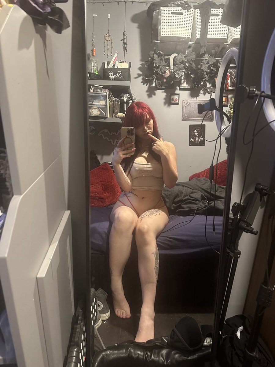 blushhavenn's tweet photo. why be on your phone when you can be on me instead https://t.co/yUFWfRxJ4U