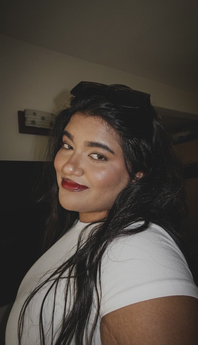 Yviannette's tweet photo. ¿Creen que alguna de estas es lo suficientemente bonita como para cambiar mi foto de perfil de ig? Que es esta misma https://t.co/9fct83izZX