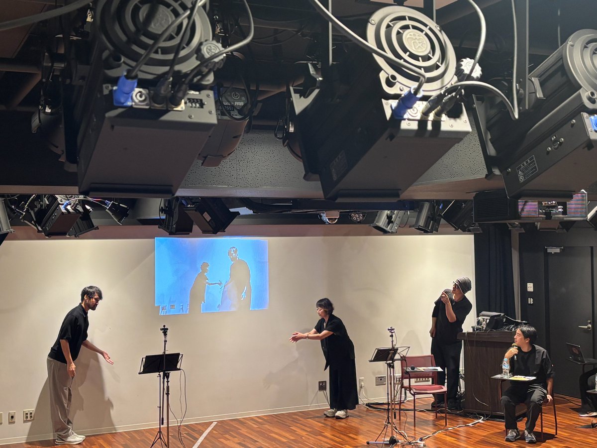 Hmp_theater's tweet photo. 大阪大学中之島芸術センター「コンバージェンス・アート新進芸術家育成プログラム」の演劇クラスがスタートしました💡

受講される方々と仮想劇場に取り組みます💻

成果発表は12月の第3週目に開催予定👀

お楽しみに～！ https://t.co/hrnCJA2uLw