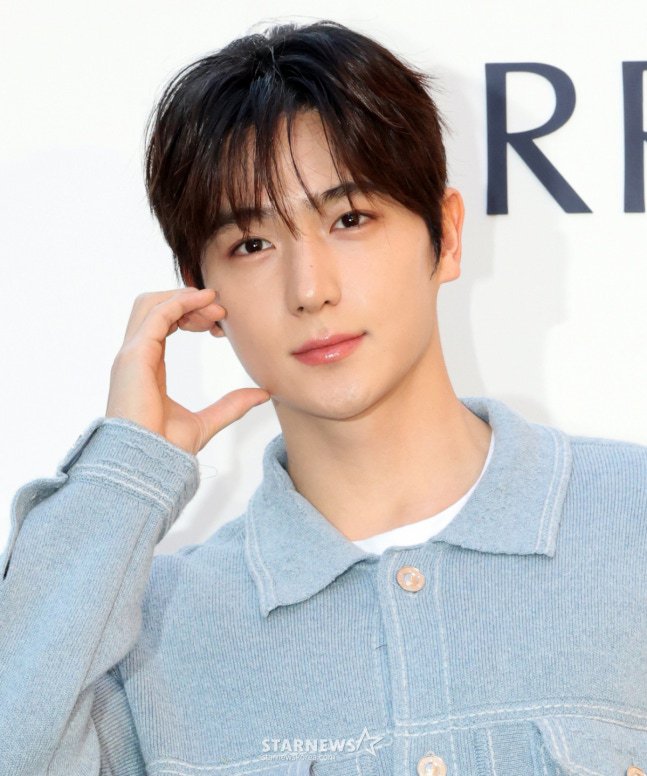 hyunjaesupport's tweet photo. [NEWS] THE BOYZ’s Hyunjae signs an exclusive contract with Management Seesun!

Management Seesun confirmed that Hyunjae has officially joined the agency, which is home to actors including Shin Haesun, Park Heesoon, Chef Ahn Sungjae, and others.

🔗 https://t.co/mnYEtPTeCQ

#THEBOYZ #더보이즈 #현재 #HYUNJAE