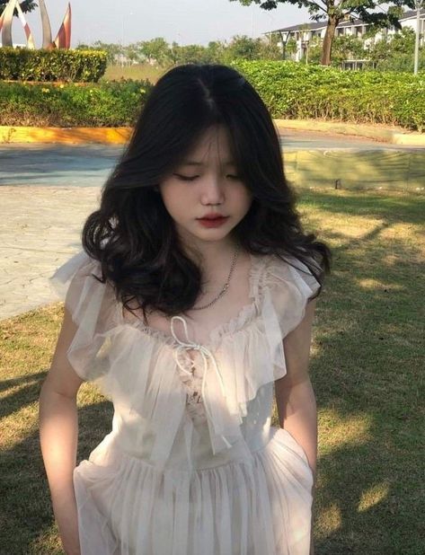 Xiaoi1010's tweet photo. Soft summer vibes in a delicate white dress, captured in a sunlit park
YSJ https://t.co/gWPWZ0MQOt