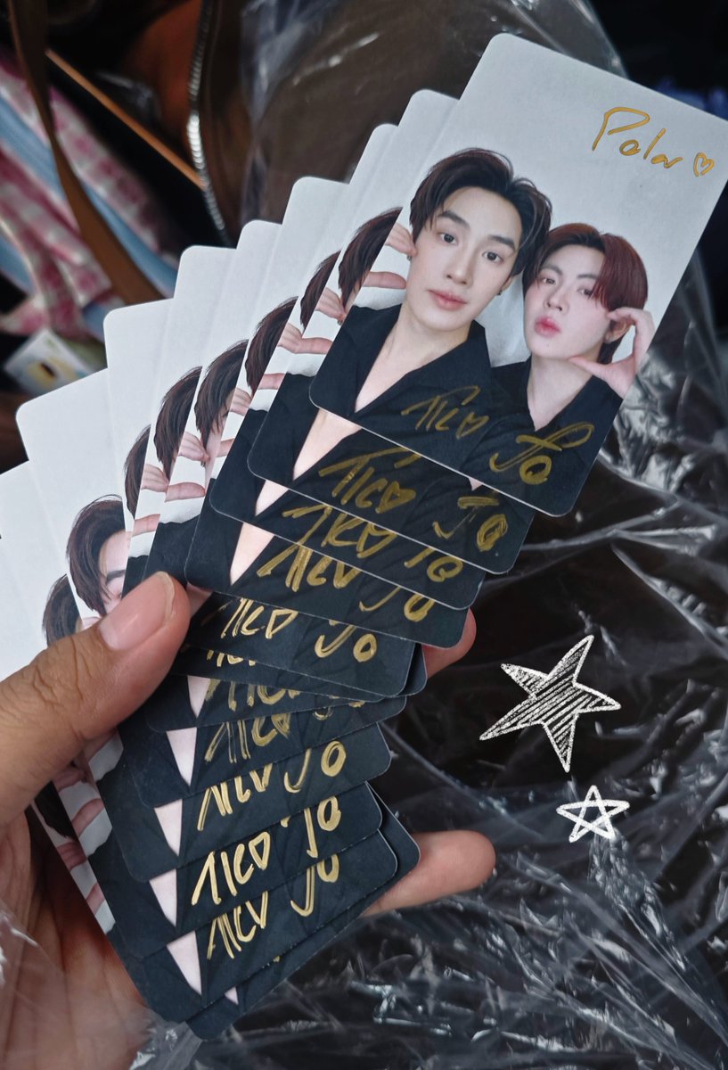 polarniverse's tweet photo. คือการ์ดรอบนี้เบเนเป็นพลาสติกแข็งๆแบบบัตรประชาชนเลยส่วนการ์ดไซน์เป็นกระดาษเคลือบด้านแกรมหนามากประมาณ400-500แกรมเลย ไม่เคยได้การ์ดแข็งแบบนี้เหมือนกันสวยแบบไม่ต้องกลัวงออออ

#TleFirstone 拾光如愿 https://t.co/aLIkI9smX4