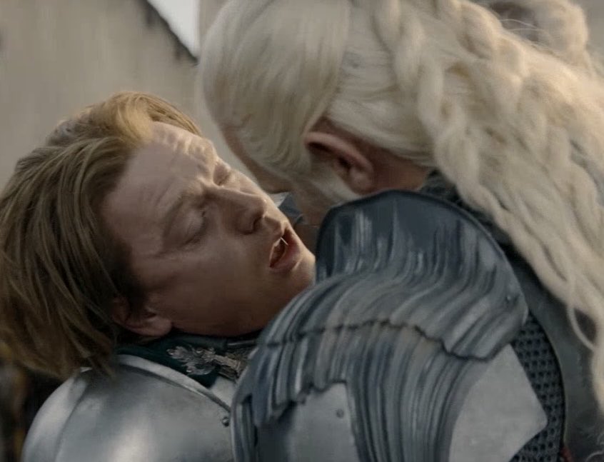 targaryenling's tweet photo. their closest moment i have and gwayne looks like he is about to die or kiss 🤧 https://t.co/uI01pZ3fTq