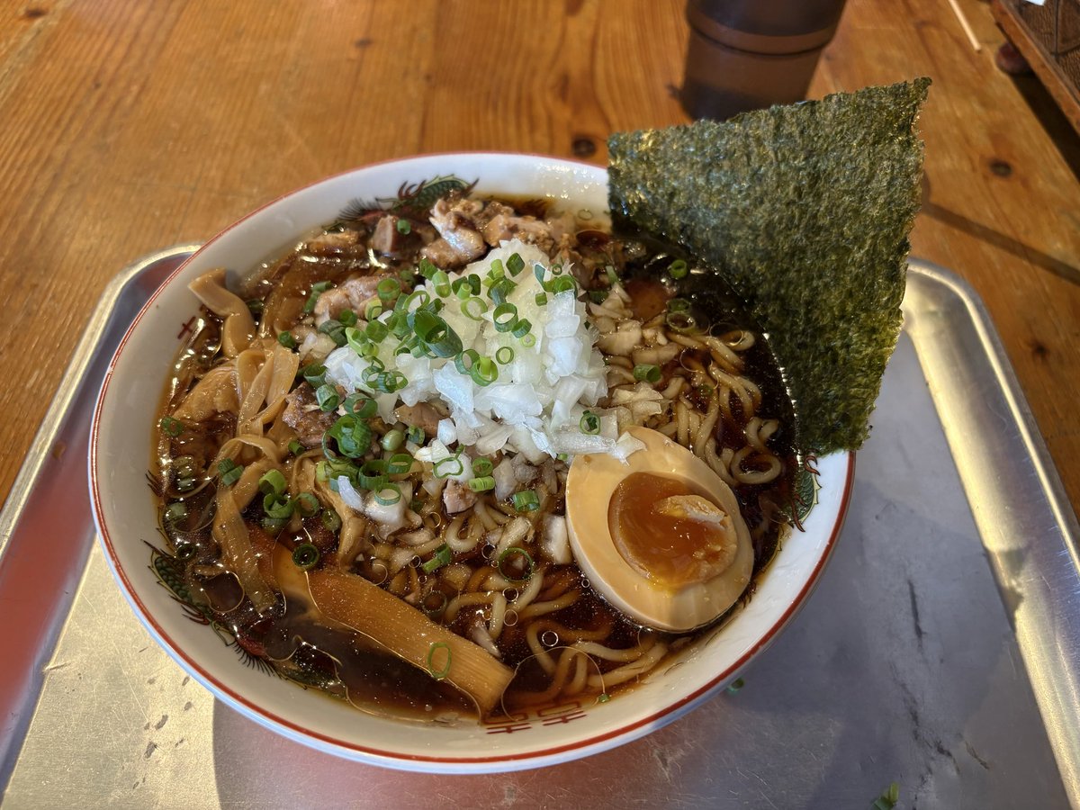 plusidjun's tweet photo. 初訪問のびーどろ食堂さん！
一杯目はびーどろラーメン、
二杯目は冷やしラーメンを頂きました🍜
キレのある醤油味、病みつきになるわ👍 https://t.co/VTYxCO5sBI