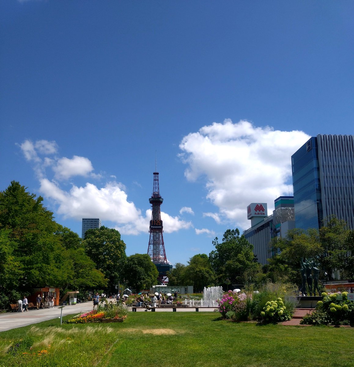 HitoMichel's tweet photo. 快晴の札幌☀大通公園( ᐢ_ᐢ )24度で涼しい快適な気温、街に北海道コンサドーレ札幌のフラッグ、サッポロクラシック🍻 もう最高でしかない🥹❣️北海道が世界で1番🙂‍↕️❣️ https://t.co/qzs7y93c7z