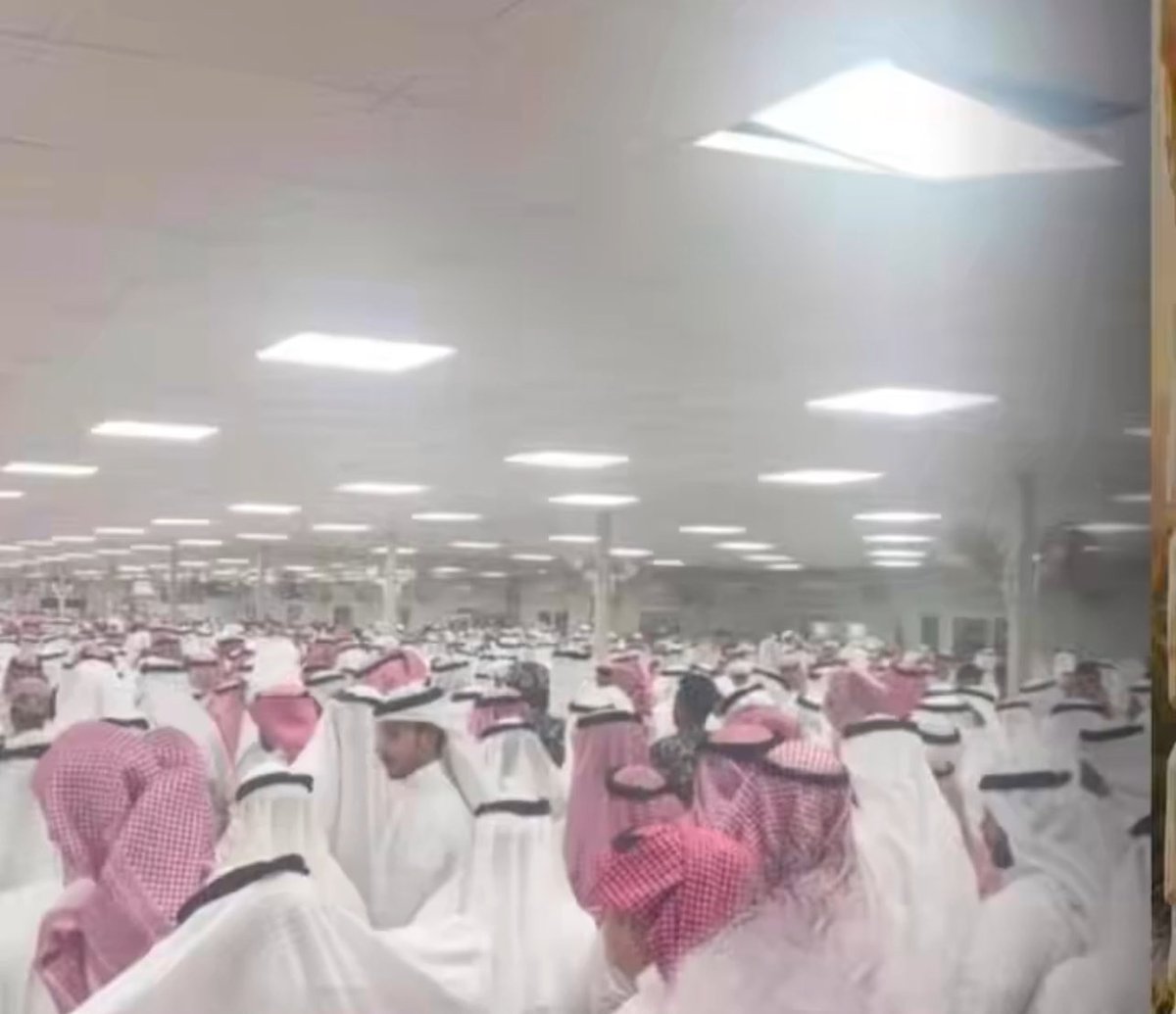 F_alsaeedi_kw's tweet photo. عيونُ الثناء .. …………………….
#حسن_نايف_أبو_الروس ✨
رحمه الله رحمةً واسعة 
……………………………………….

خَطَّ اليَرَاعُ حروفَ الفَقدِ وَالوَجَعَا ... 

وَارْتَدَّ قلبي حزيناً لِمنْ ذَهَبَا :: 

أسيرُ في الدَّارِ والأطيافُ تأخُذُني  ... 

إلى زمانٍ مضى كالحُلْمِ وَانْسَحَبَا :: 

قَرْمٌ حَصِيفٌ مَهيبٌ في مَهَابَتِهِ ... 

تَلْقَاهُ عِنْدَ خُطُوبِ الدَّهْرِ مُحْتَسِبَا :: 

يَرَى النَّوَائِبَ ميداناً لِعِزَّتِهِ ... 

وَيَفْكِكُ الكَرْبَ مهما خَطْبُهُ كَرُبا :: 

قَدْ كَانَ يَسْبِقُ قَوْلَ المَادِحِينَ بِمَا ... 

يُسْدِي مِنَ العُرْفِ لَمْ يَطْلُبْ بِهِ لَقَبَا :: 

فِي لَمْحِ عَيْنَيْهِ أَنْوَارُ الفِرَاسَةِ قَدْ ... 

يَرَى العَوَاقِبَ قَبْلَ السَّيْلِ إِنْ قَرُبَا :: 

وَمَا انْحَنَى لِعَظِيمٍ في مطالبهِ ... 

بَلْ هَامَةُ العِزِّ تَعْلُو النَّجْمَ وَالسُّحُبَا ::

فِي حَضْرَةِ المَوْتِ جَفَّتْ كُلُّ باكيةٍ  ... 

إِلَّا عُيُونُ ثَنَاءِ النَّاسِ مَا حُجِبَا :: 

تبقى مآثرهُ بينَ  الأنامِ  هُدىً  ... 

فالمرءُ يفنى ويبقى ذكرَهُ ذَهَبَا :: 

سَقَى الضَّريحَ حَيَا مُزْنٍ يُجلِّلُهُ ... 

وحفَّ بالعفوِ غالٍ ، كُلَّما اغْتَرَبَا :: 

حبر ✨