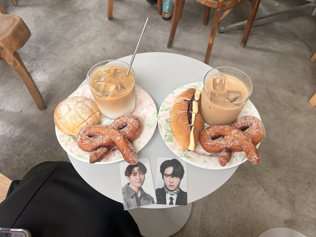 tzlgnu's tweet photo. 蔵前のカフェで控えめなオタ活☕ https://t.co/vFTy29LBgC