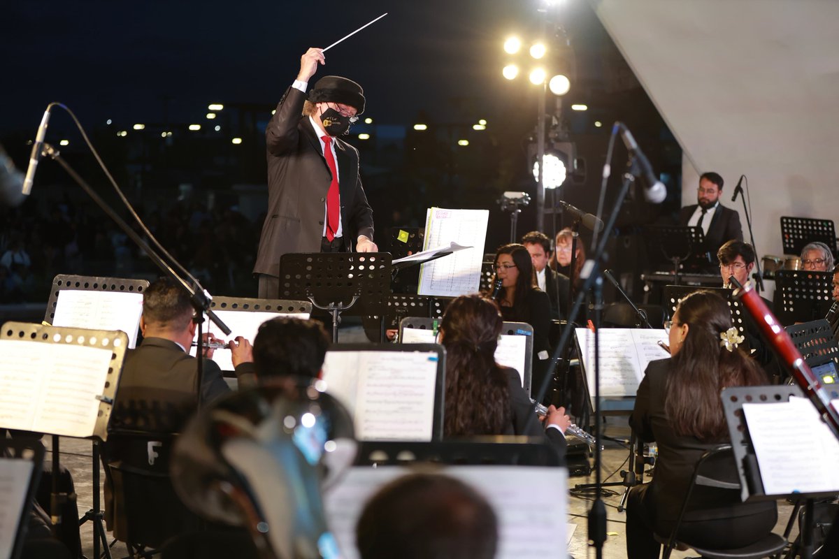 ElSoldeHgo's tweet photo. 🎻🎬 La OSEH cerró la FILIJH con un concierto gratuito que reunió a cientos de personas en el Parque Cultural Hidalguense. ❤️👨‍👩‍👧‍👦

👉 Conoce cómo se vivió.
https://t.co/QMoioZ5otq 

📷 Edén Torres / El Sol de Hidalgo https://t.co/W5DJ8gQcY5