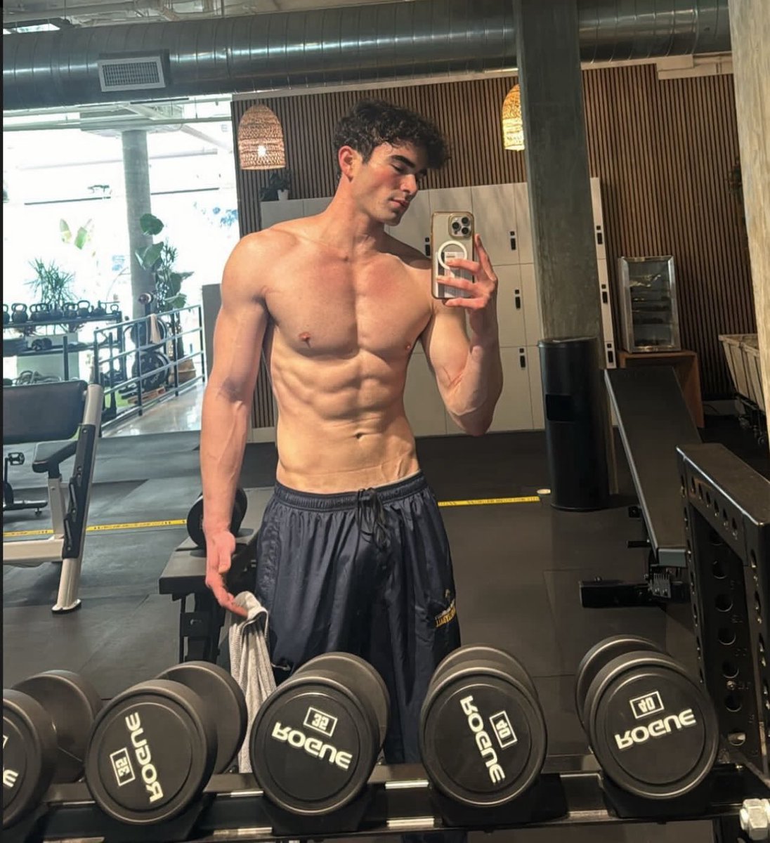 mickonic_'s tweet photo. selfie n gym https://t.co/MWwyqtJ5q8