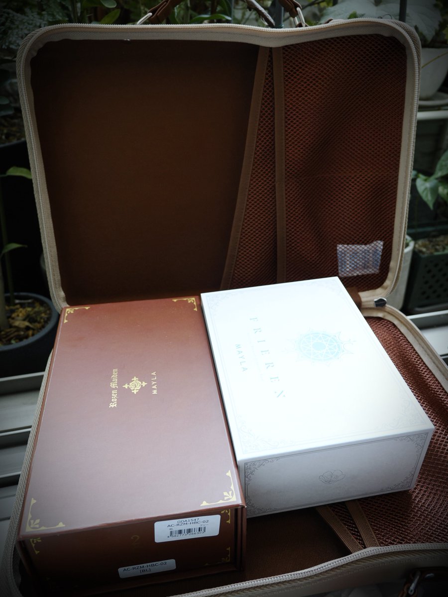 usawhiterabbit's tweet photo. キングジムのカルシェット、持ち運びしない時は収納として使える。場所も把握しやすい。
このように、MAYLAでお迎えした、ローゼンメイデンと葬送のフリーレンのマジェステを箱ごと収納している。
ローゼンメイデンのドールバッグのイメージで…
https://t.co/JZN9MtxUV2
#KingJim #カルシェット https://t.co/eibq7cywa0
