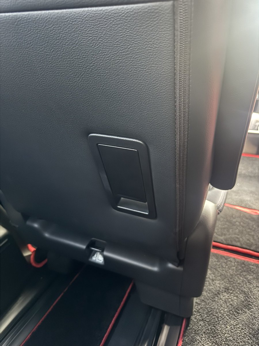 tomo_GDB's tweet photo. 購入後初の三列目運用しようとしたらこれ…
2列目左背面の前後レバー壊れてるやん😭
右背面は硬くて操作不能（笑）
#rp8 https://t.co/smfREDSSvn