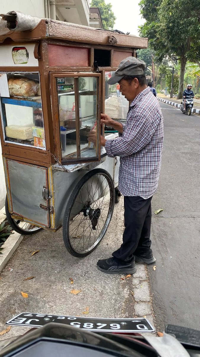 Charismaylnd's tweet photo. Temen2 yang di sekitaran KPAD - gegerkalong, kalo ngeliat Bapak ini, tolong dibeli ya.
Beliau jualan roti bakar di sekitaran masjid Attaqwa KPAD, aku liat (maaf) kakinya bengkok sebelah 😭 ga tega banget liat beliau dorong gerobak, apalagi banyak bgt polisi tidur disini.￼
Katanya pengapurannya udah sebulan, dan disini Bapaknya ngontrak sendirian, istrinya di kampung. Setelah ini aku ga video lagi, karena Bapaknya ngejawab udah hampir nangis, apalagi pas ditanya istri 😭😭￼