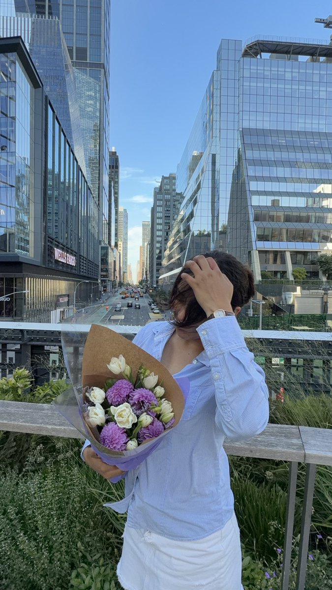 key212321's tweet photo. todas merecemos un kiki que nos mande flores desde mx hasta nyc y nos organice una date 💐✨💕 https://t.co/PPL32bRKWh
