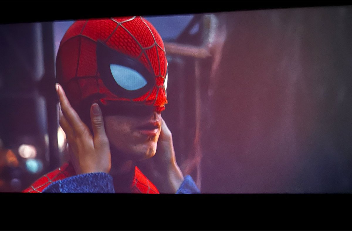 FapParaMoar's tweet photo. Lo bien que se ve Tom Holland con la máscara a la mitad + el detalle de que se le vean los ojos a través de las lentillas por momentos, el departamento que llevó el traje esta vez de verdad cocinó https://t.co/ZyVRbNy0gZ