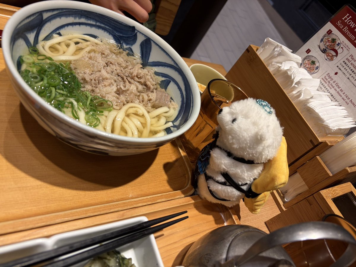 703nanataka's tweet photo. 大阪梅田のだし茶漬け屋さんで朝ごはん食べた時の。肉うどんは子供達が食べていました。 https://t.co/nyGItqusyB