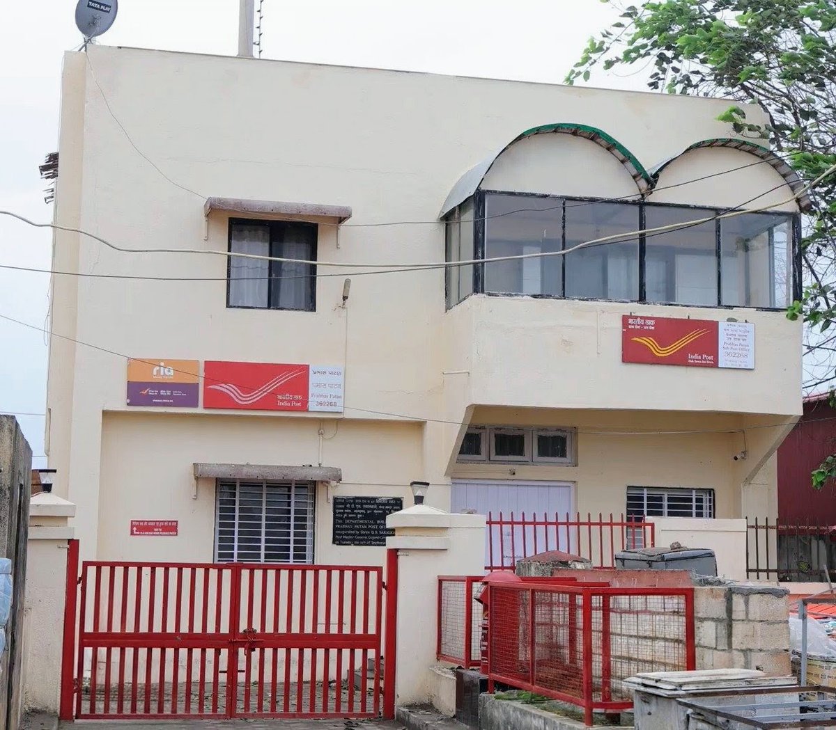 IndiaPostOffice's tweet photo. सोमनाथ महादेव मंदिर, गुजरात

गुजरात के प्रभास पाटण में अरब सागर के तट पर स्थित श्री सोमनाथ महादेव मंदिर, भगवान शिव के 12 ज्योतिर्लिंगों में प्रथम ज्योतिर्लिंग के रूप में प्रसिद्ध है।

आस्था, आध्यात्म और सनातन संस्कृति का यह पावन धाम सदियों से करोड़ों श्रद्धालुओं की श्रद्धा का केंद्र रहा है।

प्रभास पाटण उप डाकघर के माध्यम से भारतीय डाक, श्री सोमनाथ महादेव के सभी श्रद्धालुओं को विभिन्न डाक सेवाएँ प्रदान कर उनकी सेवा में सदैव तत्पर है।

सावन के पावन महीने में यदि आप श्री सोमनाथ महादेव मंदिर नहीं आ पा रहे हैं, तो भारतीय डाक की ‘प्रसादम सेवा’ के माध्यम से घर बैठे मंदिर का पावन प्रसाद मंगवा सकते हैं।

बाबा भोलेनाथ का आशीर्वाद अपने घर तक पहुंचाएं।

eKYC सुविधा के माध्यम से बायोमेट्रिक प्रमाणीकरण द्वारा पेपरलेस लेन-देन को आसान और सुविधाजनक बनाया जा रहा है।

#IndiaPost  #SomnathTemple #PublicService #Shravan #DakSewaJanSewa
