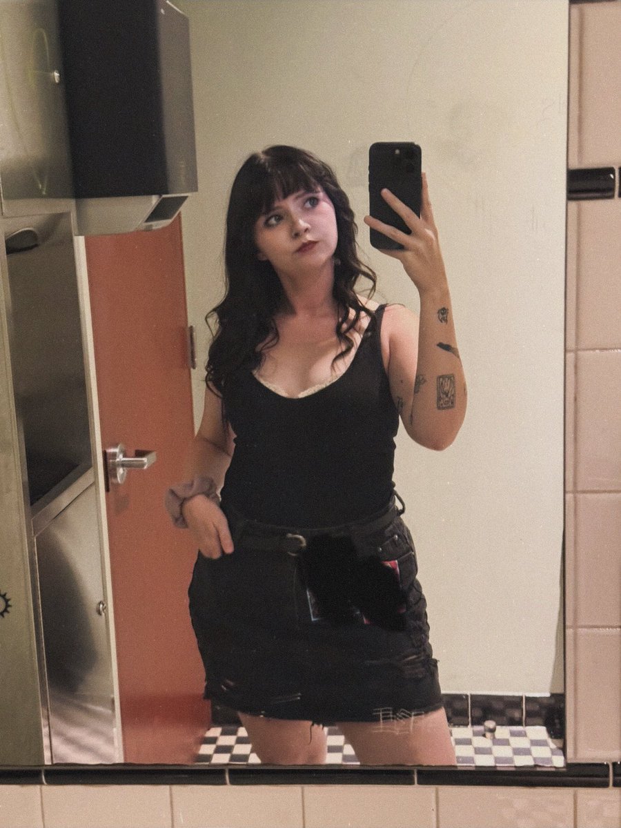 livinginashes's tweet photo. what’s meant for you always finds its way back to you🖤🖤🖤 https://t.co/kuNN5sHQaK