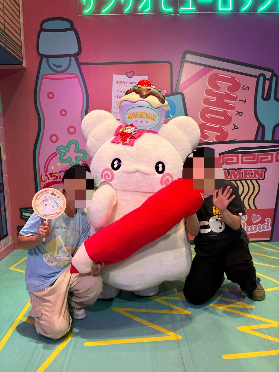 Suzumebachi1002's tweet photo. 無事今年もまるまるにお誕生日のお祝いを伝えられました🙌本当におめでとう🎊
赤えんぴつ見てめっちゃるんるんしてくれて嬉しすぎました🥹
✏️持つのに手伝ってくれた友人に感謝です💮 https://t.co/qAANVPy9ML