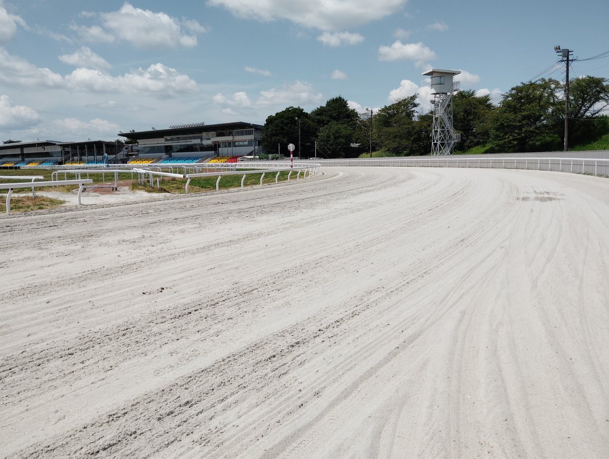 ace_takenaka's tweet photo. 笠松競馬は明日からスタート。イベント盛りだくさんのお盆競馬です。よろしくお願いします。
開催を前に馬場の掃除があり、多くの蹄鉄や石が除去されました。聞くところによると、夏は接合部が緩み易く、落鉄が増えるそうです。歩いた感じ馬場は軽い印象ですが、はたして？
#笠松競馬場 https://t.co/LNGz0YdAbS