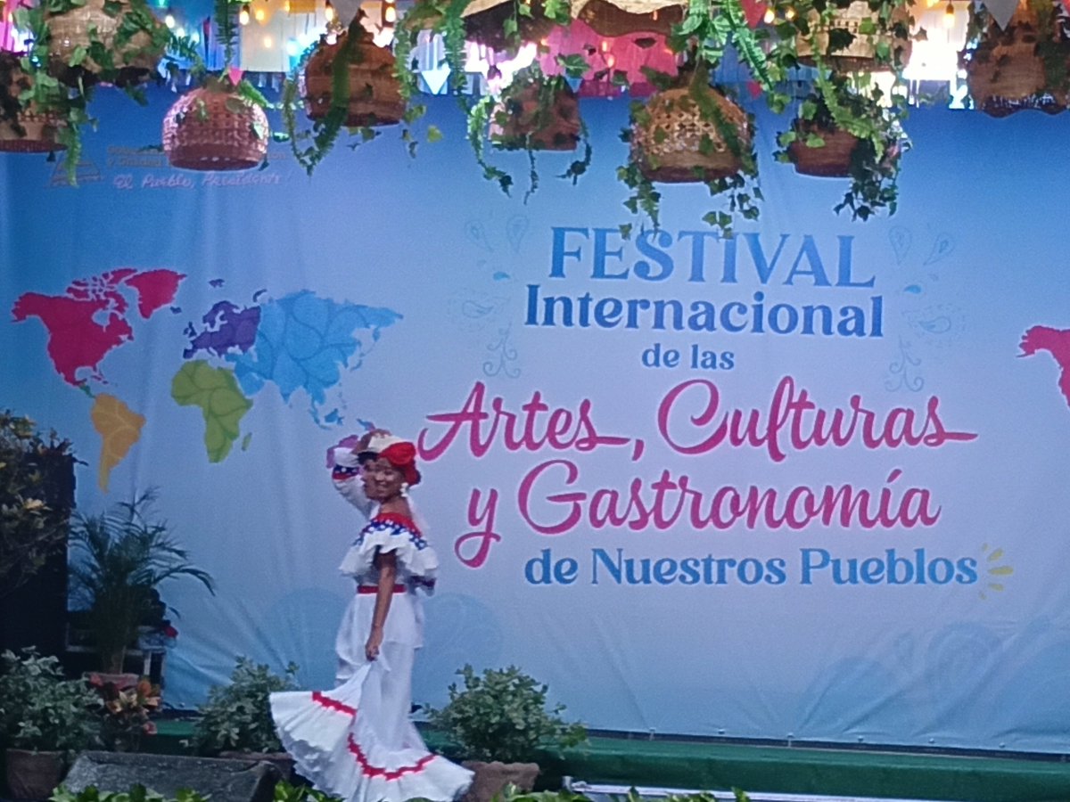 embacubanic's tweet photo. En el segundo día de presentación del Festival Internacional de las Artes, Culturas y Gastronomía de Nuestros Pueblos, no pudo faltar la presentación de trajes típicos y música cubana. Digno homenaje al Comandante en Jefe Fidel Castro en el Centenario de su natalicio. https://t.co/4VEZbnGITQ