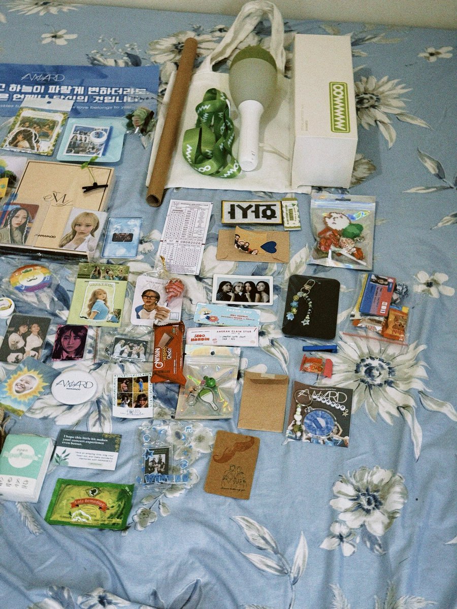 LMRPLC's tweet photo. Huge thank you to all my fellow Moos who gave me freebies on concert day! 🥹💚 Especially to those who let me pick my bias even though it was supposed to be random! 🫶🏻 Every freebie, big or small, truly made my heart full. Mentioned or not, thank you so much! 💚

#MAMAMOO4WARD https://t.co/sQfTrjv9Qp