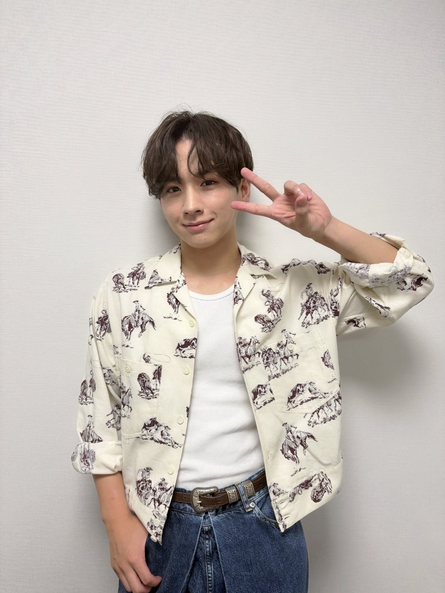 lol_yusuke's tweet photo. お盆休みお墓参り行きましたか？
お仕事も大変だと思うけど
しっかり休んで家族との時間も大事にしましょうね！！

今日は取材&amp;オンラインサイン会2日目

暑い日が続きますが体調には気をつけて夏を楽しんでいこうね♪ https://t.co/3vS6571n9d