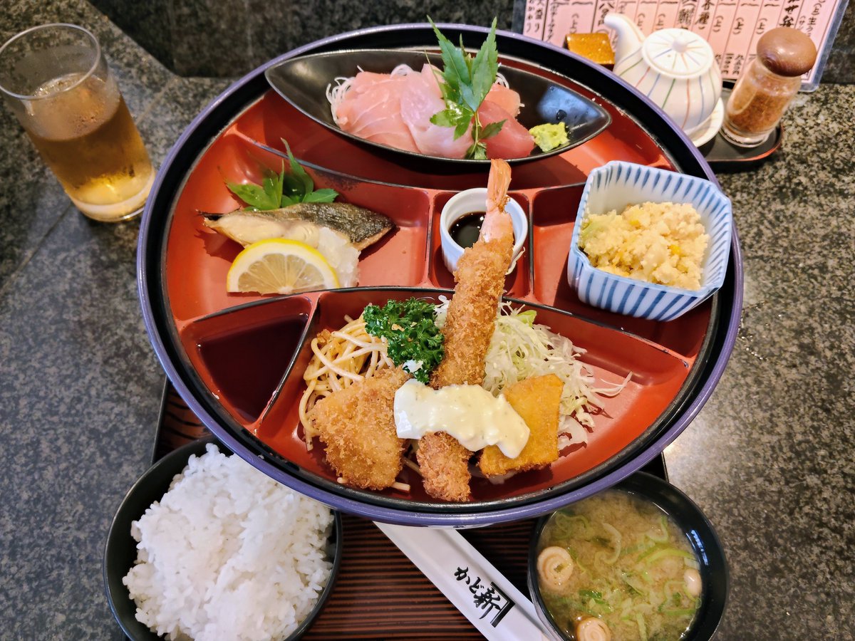 bluefish5673's tweet photo. 今日の日替りのメインはエビ、イカ、さつまいものミックスフライでした〜
美味しかったです😁
#かど新　#新宿 https://t.co/OVKC5Ib9RA