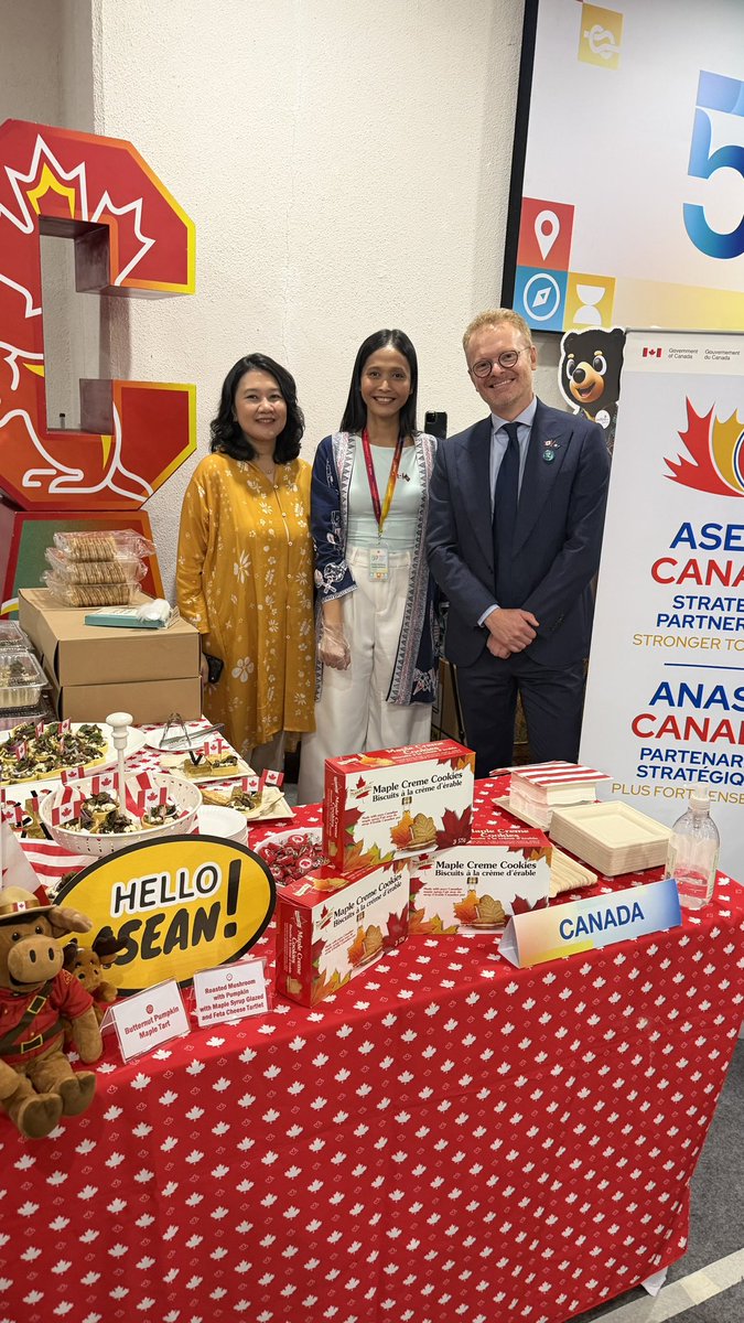 CanadaASEAN's tweet photo. Celebrating the 59th ASEAN Day at ASEAN Headquarters! 🎉

Chargé d’affaires Reynolds Lauer had the pleasure of welcoming Secretary-General of @ASEAN Dr. Kao Kim Hourn to the Canada booth for a taste of Canada🇨🇦

#ASEAN59

Photo 2 - credit: ASEAN. https://t.co/2sN8VTZGhA