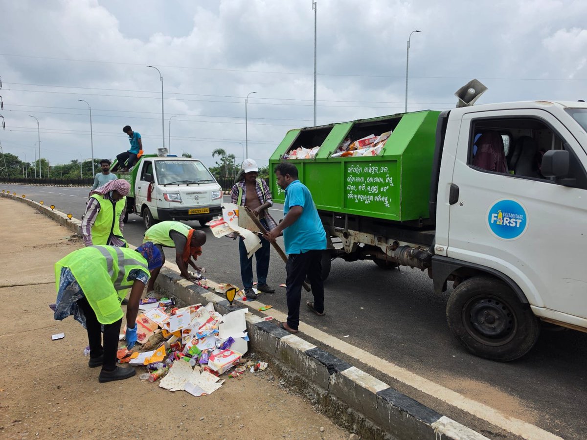BMWV_BBSR's tweet photo. Team Basix managed sanitation services during the Hon’ble CM’s visit at Hatiasuni. Our IEC team sensitized the public on proper dustbin use and keeping the area litter-free.
#sbm 
#bmc https://t.co/2Nxx0ueBq7