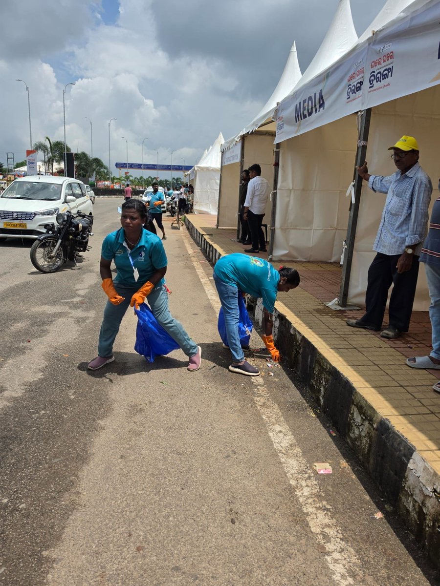 BMWV_BBSR's tweet photo. Team Basix managed sanitation services during the Hon’ble CM’s visit at Hatiasuni. Our IEC team sensitized the public on proper dustbin use and keeping the area litter-free.
#sbm 
#bmc https://t.co/2Nxx0ueBq7