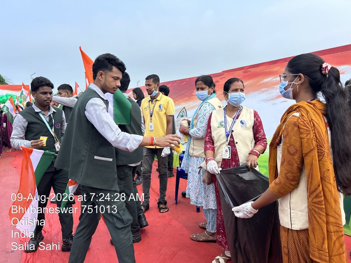 BMWV_BBSR's tweet photo. Team Basix managed sanitation services during the Hon’ble CM’s visit at Hatiasuni. Our IEC team sensitized the public on proper dustbin use and keeping the area litter-free.
#sbm 
#bmc https://t.co/2Nxx0ueBq7