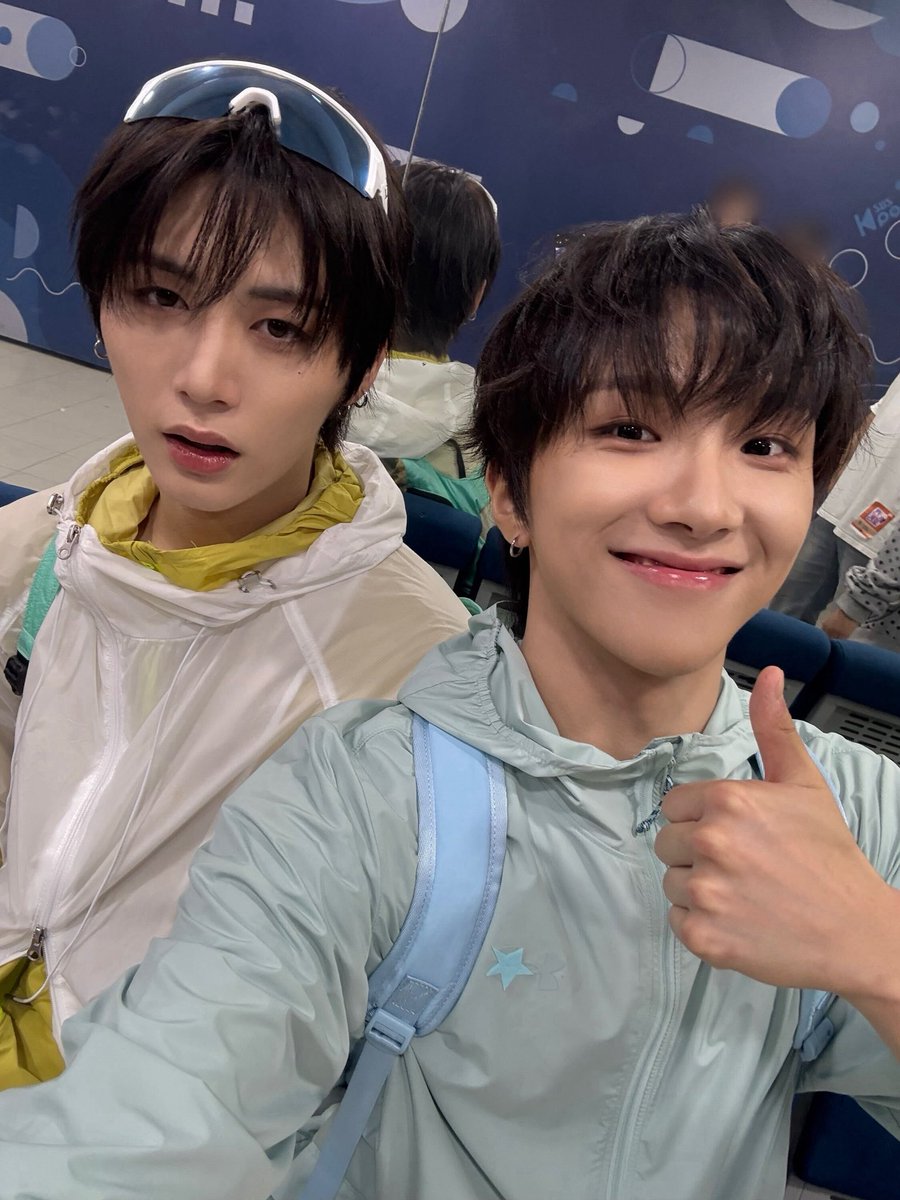 iwaspumpkin's tweet photo. 이사진 너무 철없는 동생과 사춘기언니같아서 개웃김 https://t.co/t6xu9tUgeU