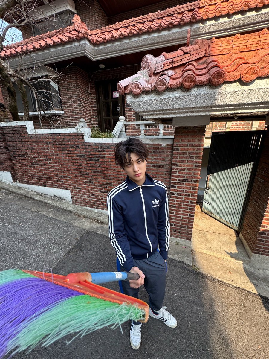 keonhoscortis's tweet photo. #CustomizedMonday
Monday morning started beautifully… until Mom assigned me the noble duty of sweeping the front yard. 😭 Ma’am, do I give off responsible son energy or what? https://t.co/0H2vM5Y4Vy