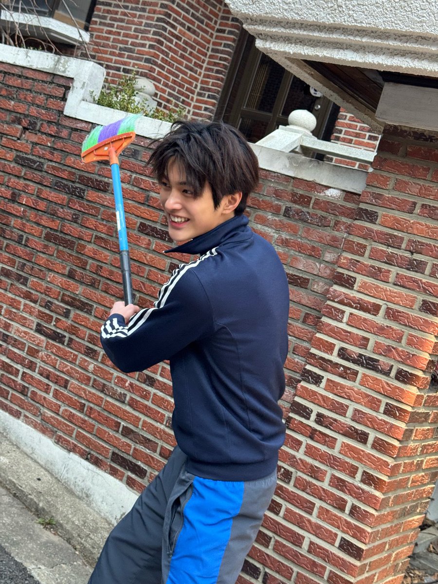 keonhoscortis's tweet photo. #CustomizedMonday
Monday morning started beautifully… until Mom assigned me the noble duty of sweeping the front yard. 😭 Ma’am, do I give off responsible son energy or what? https://t.co/0H2vM5Y4Vy