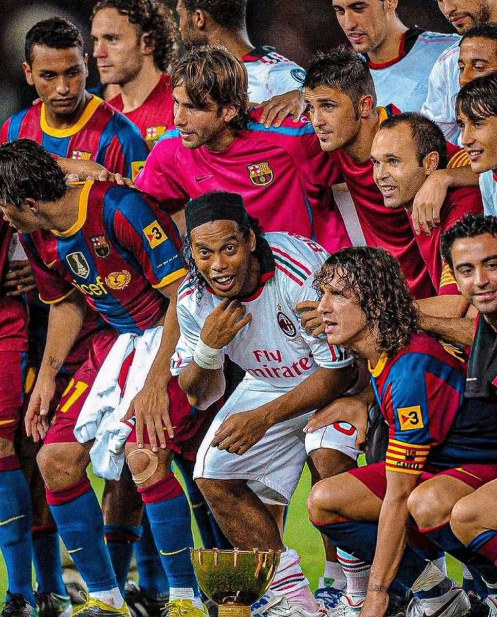 futnostalgico's tweet photo. A volta de Ronaldinho ao Camp Nou. https://t.co/BxTs5Rx2gs