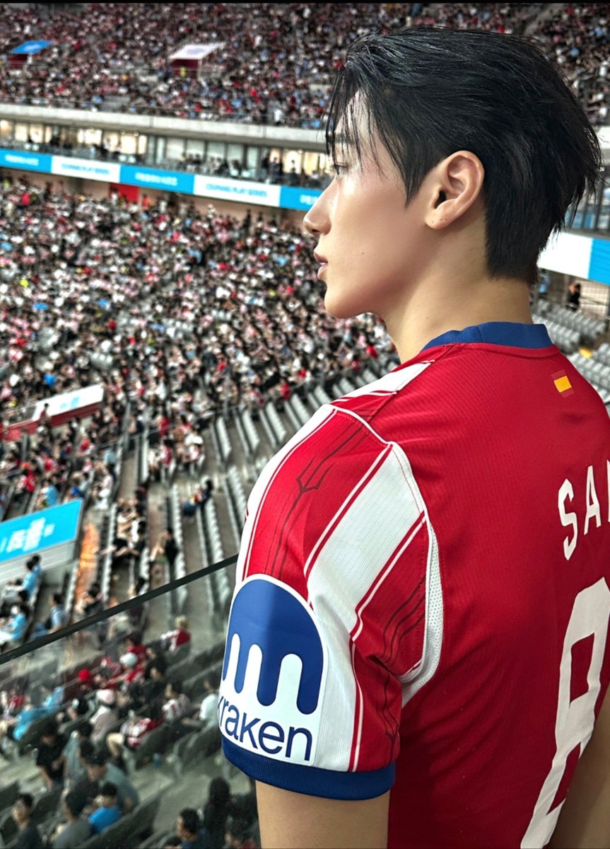 atz_san_luv3001's tweet photo. こんなに後ろ姿からチェ・サン(逆三角形)という名前と真っ直ぐな性格を表すような襟足してる人いない https://t.co/082mvRRqSg